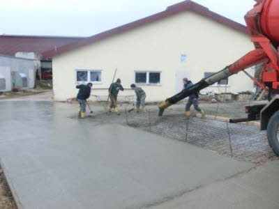Betonieren des Hofes
